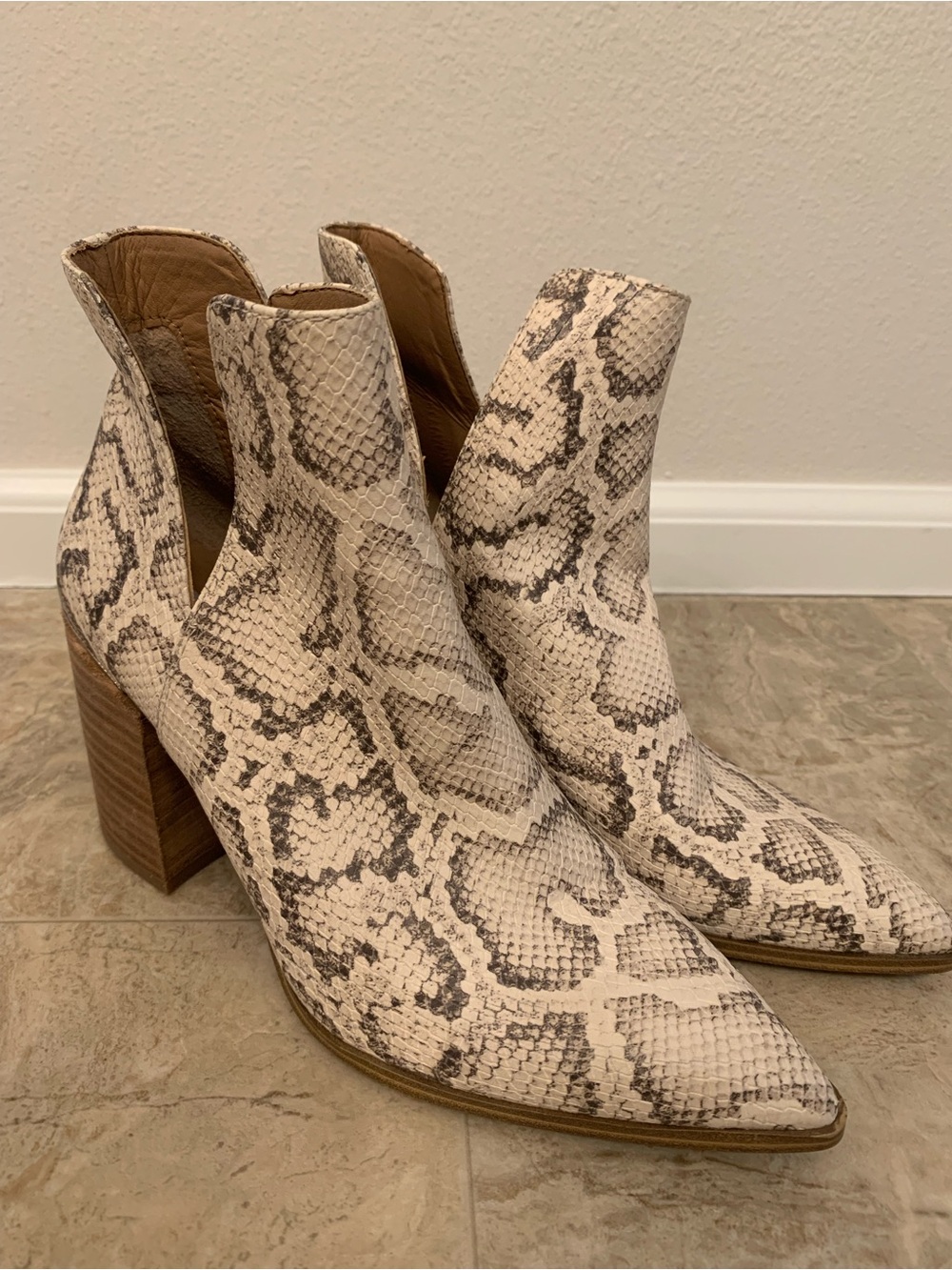 Steve Madden Beige and Gray Snake-Print Pointed Ankle Boots